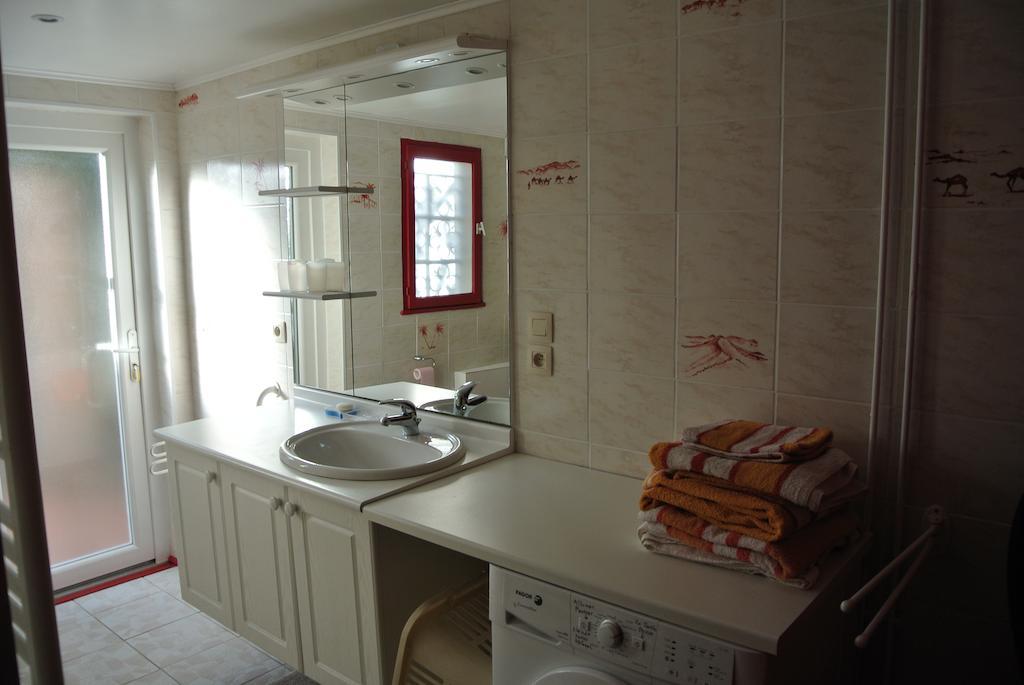 En Avignon 30133 Les Angles Apartment Les Angles  Стая снимка