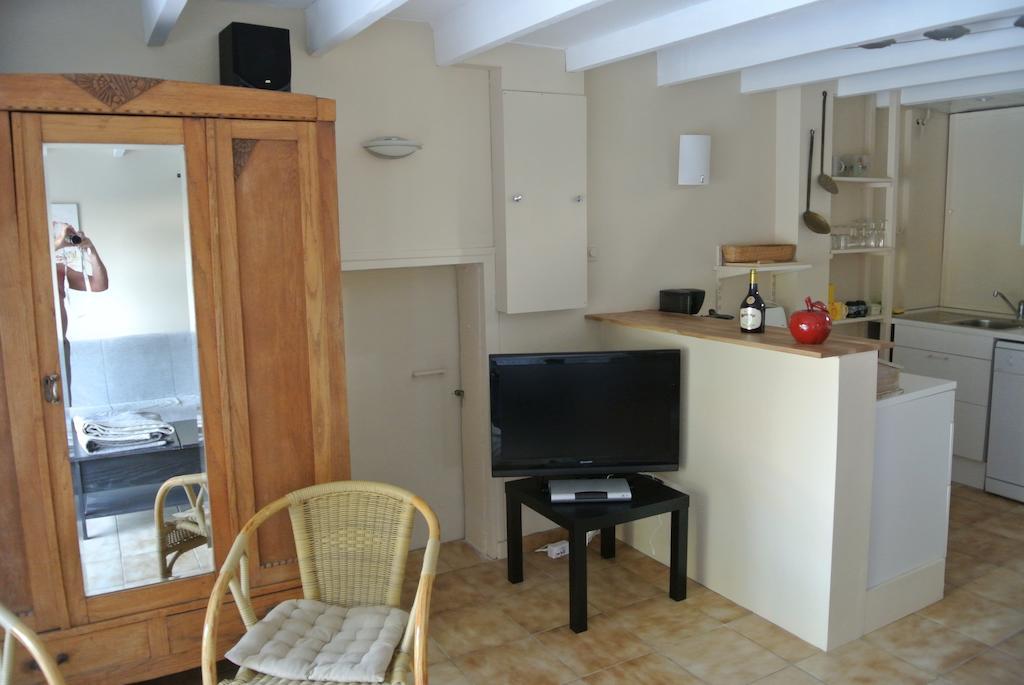 En Avignon 30133 Les Angles Apartment Les Angles  Стая снимка