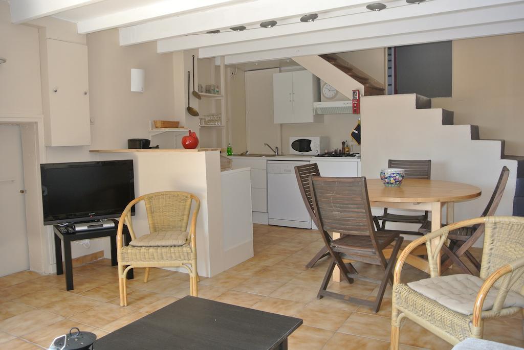 En Avignon 30133 Les Angles Apartment Les Angles  Стая снимка